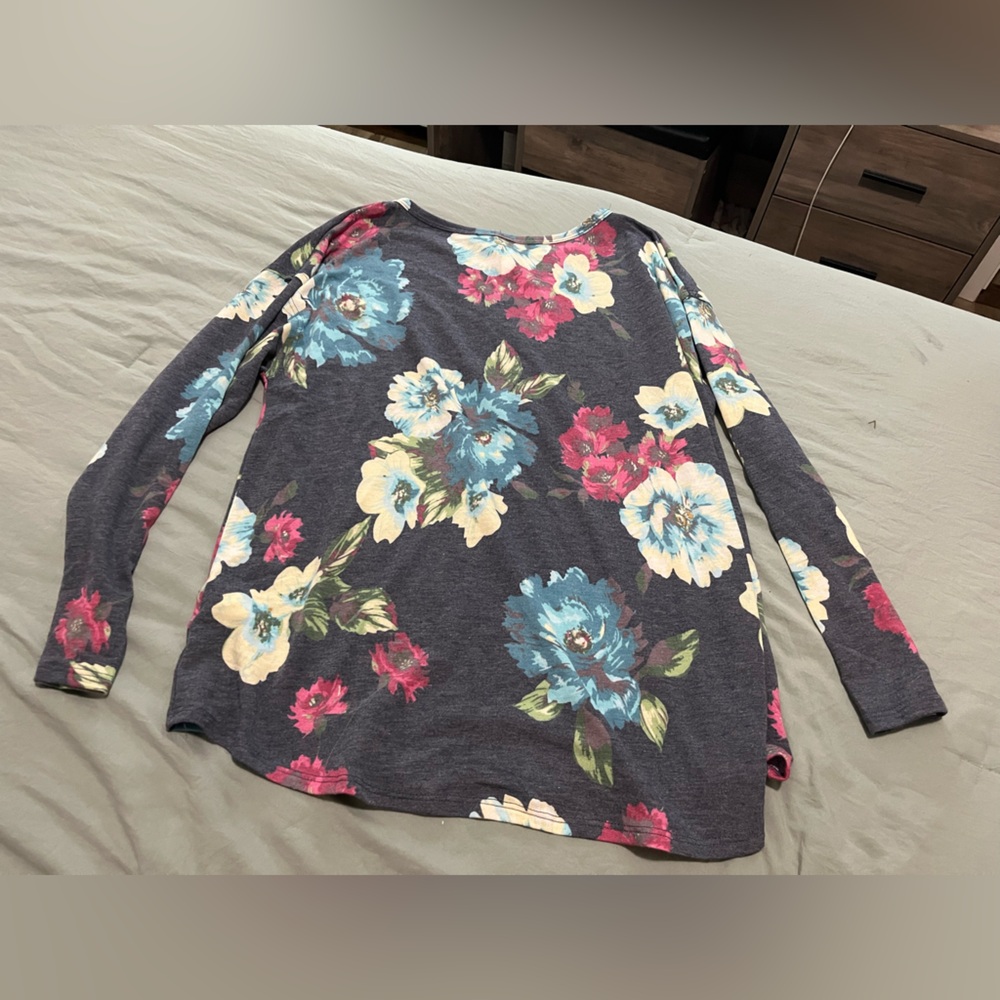 Floral Button Top - Picture 4 of 4